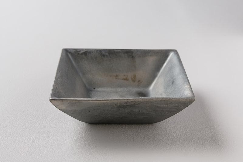 鉄銀彩角鉢（29）
